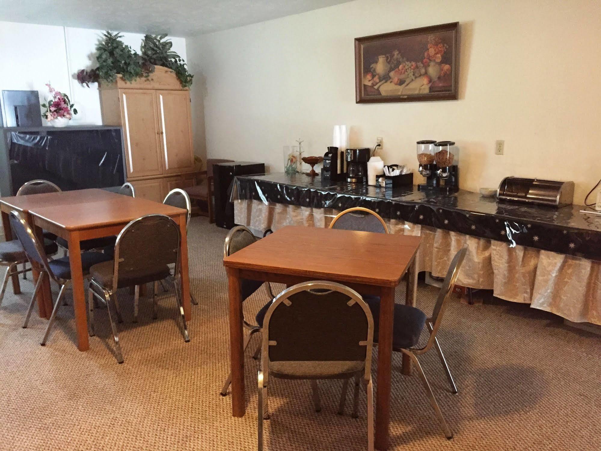 Coronado Motel & Rv Park Lindsborg Экстерьер фото